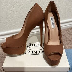 Steve Madden Tan Peep Toe Heels